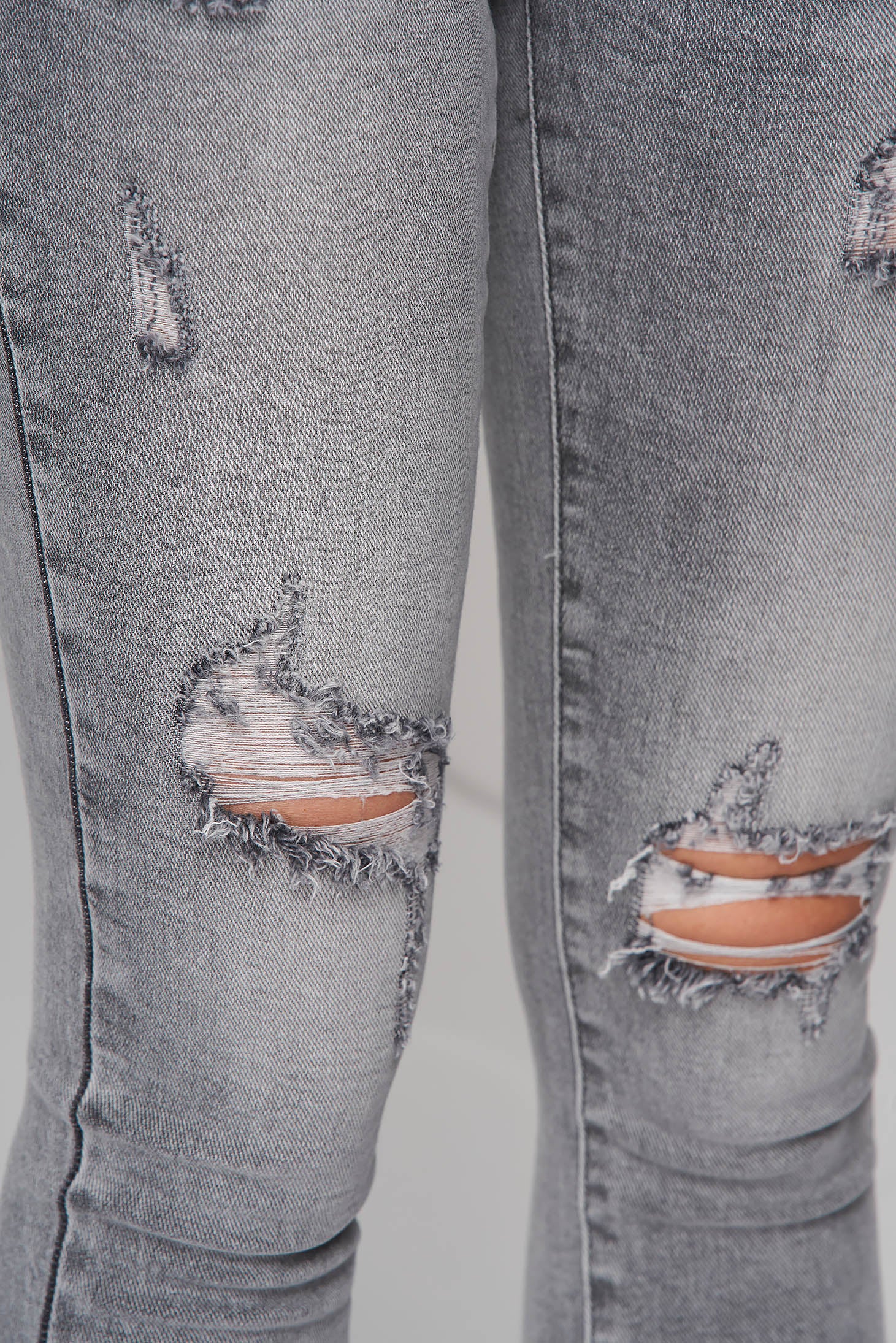 Grey Jeans Denim Skinny Jeans Small Rupture Of Material.