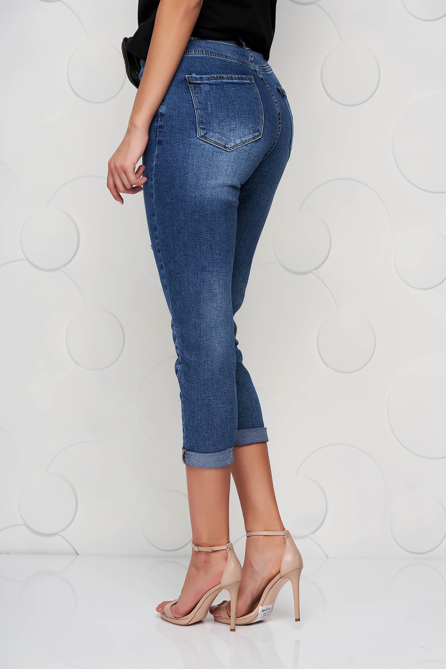 Blue Jeans Casual Accessorized With Belt High Waisted.