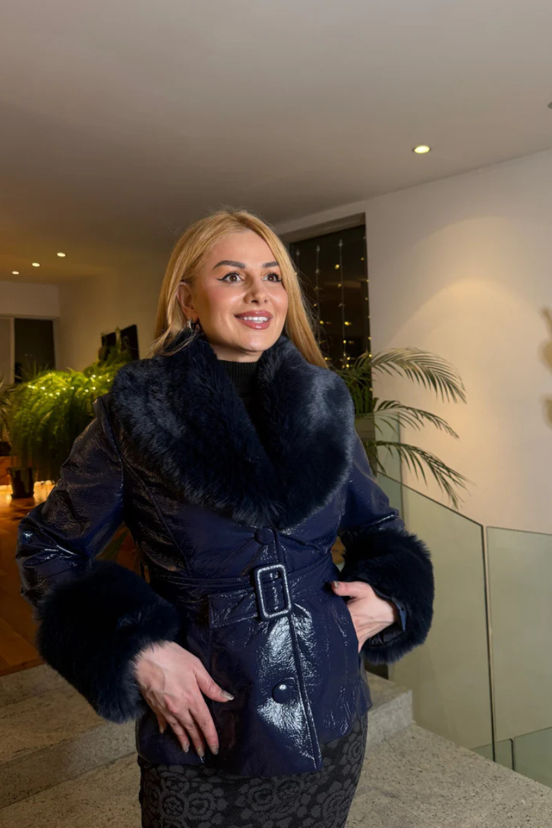 Dökkblár trenchcoat úr gervileðri með loðkraga