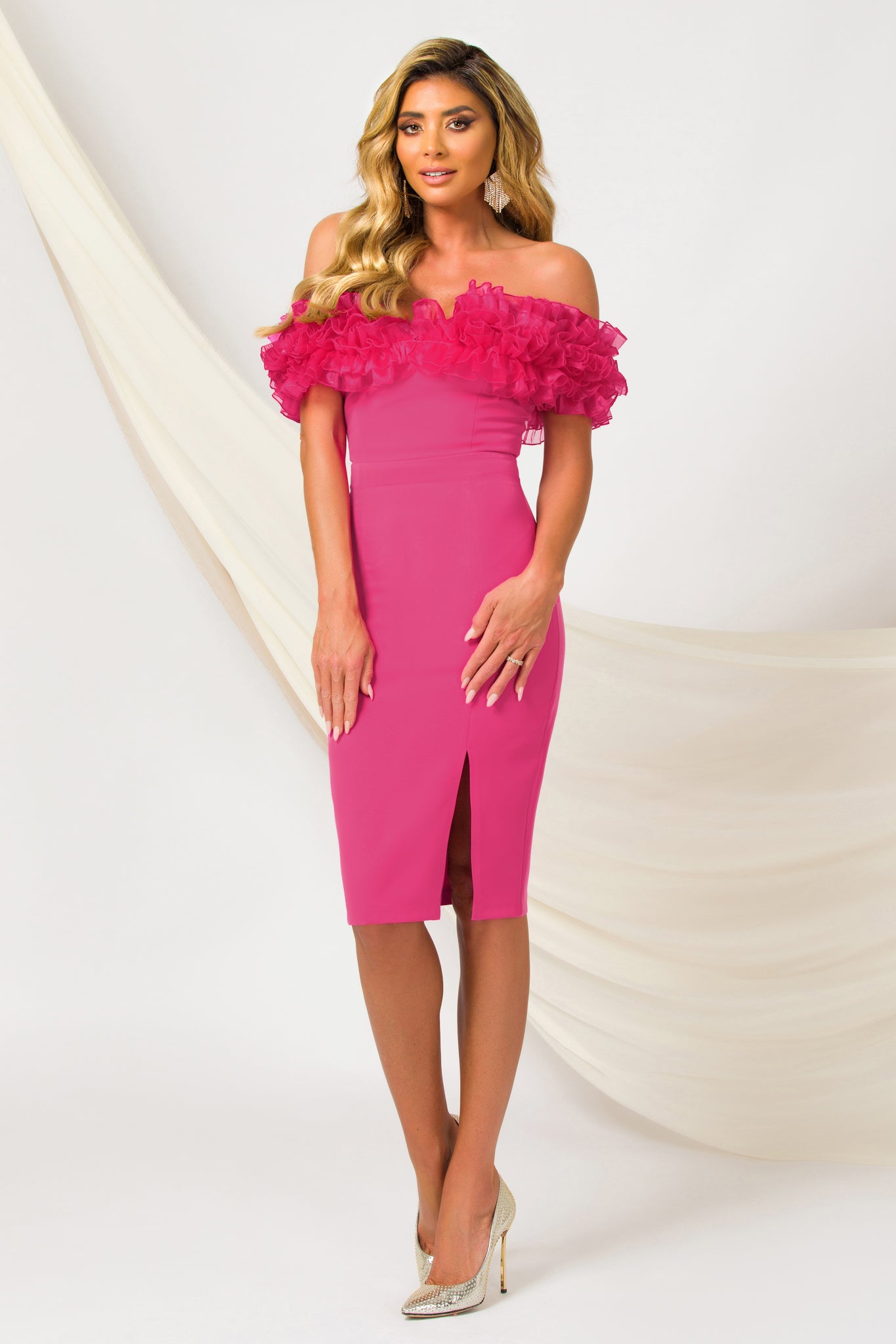 Fuchsia kjóll á öxlum með organza-röflum