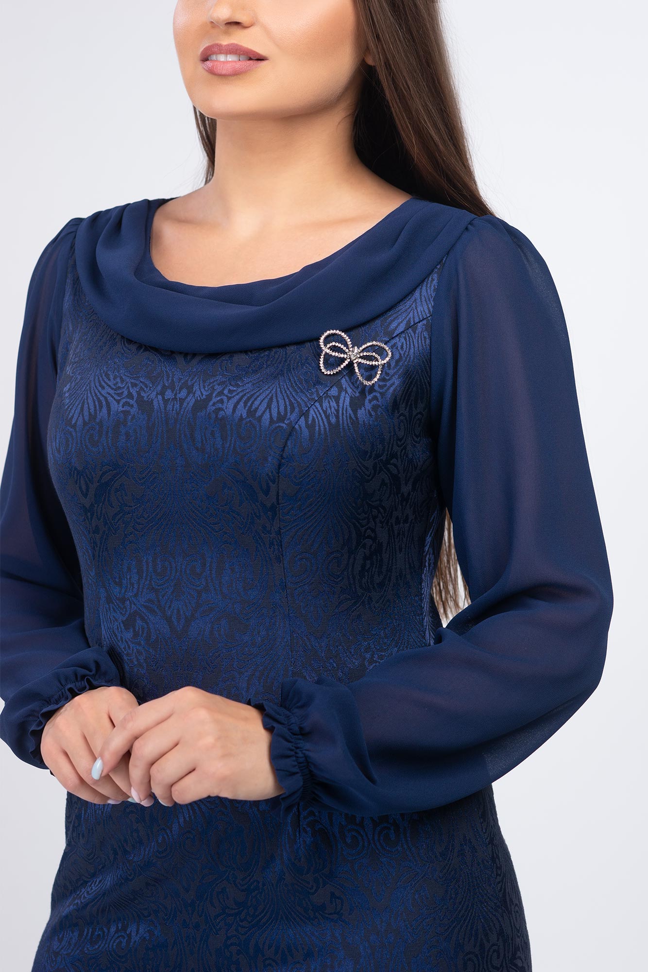 Dökkblár kjóll með Jacquard Voile ermum og brjóstnál