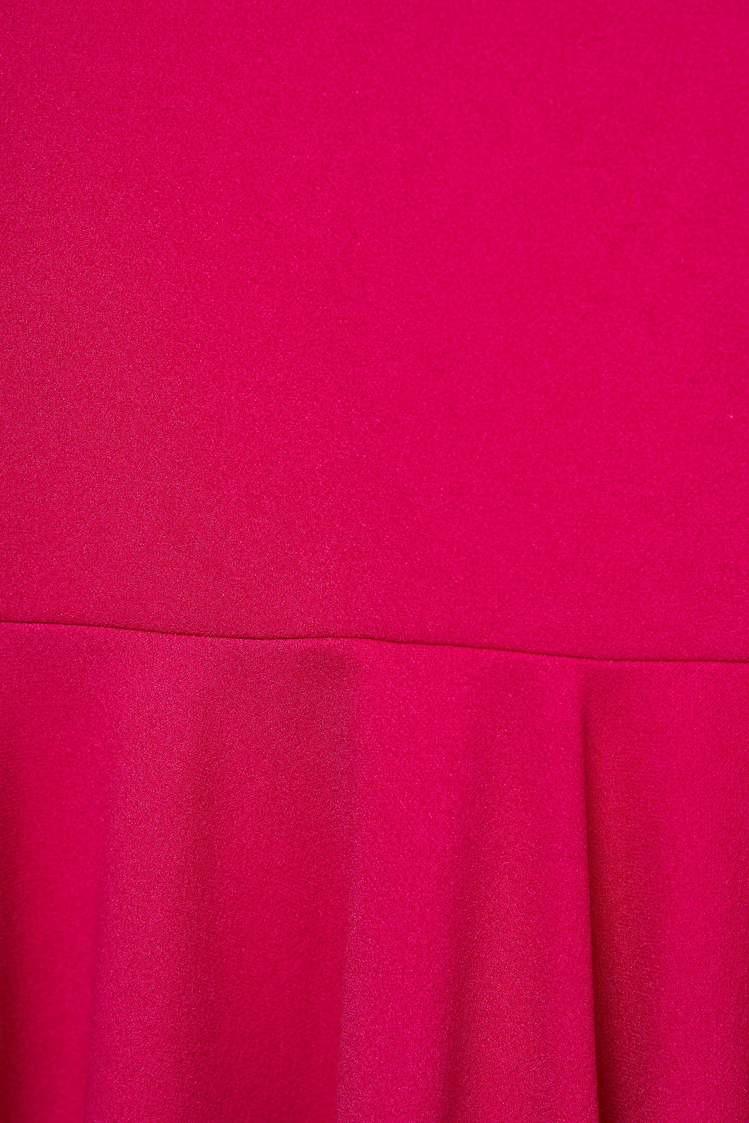 Fuchsia kjóll með hálsmáli og löngum ermum úr teygjanlegu efni