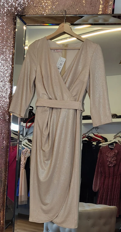 Gullinn kjóll með 3/4 ermum, fóðraður úr lurex
