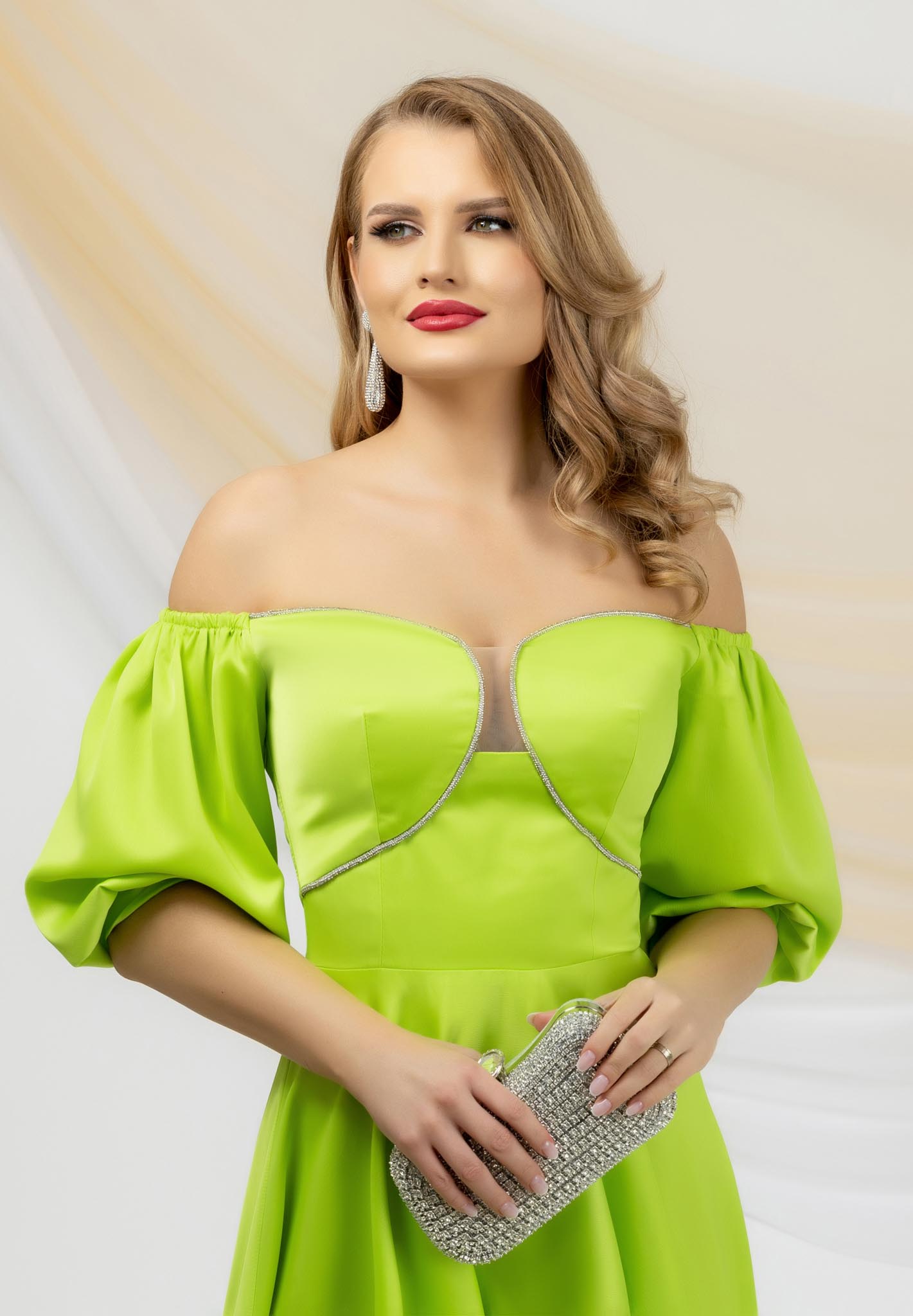 Elegant And Asymmetrical Lime Dress With Bare Shoulders And Voluminous Sleeves
