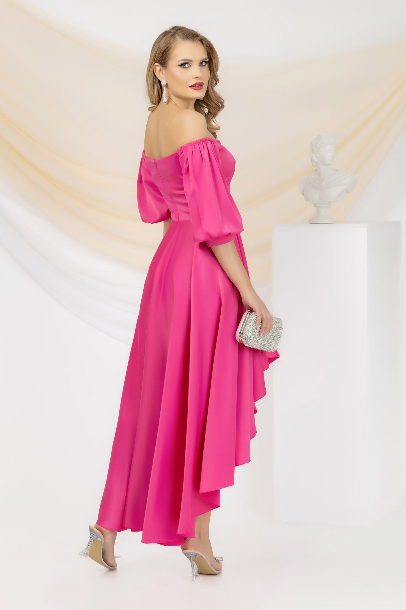 Elegant And Asymmetrical Fuschia Dress With Bare Shoulders And Voluminous Sleeves