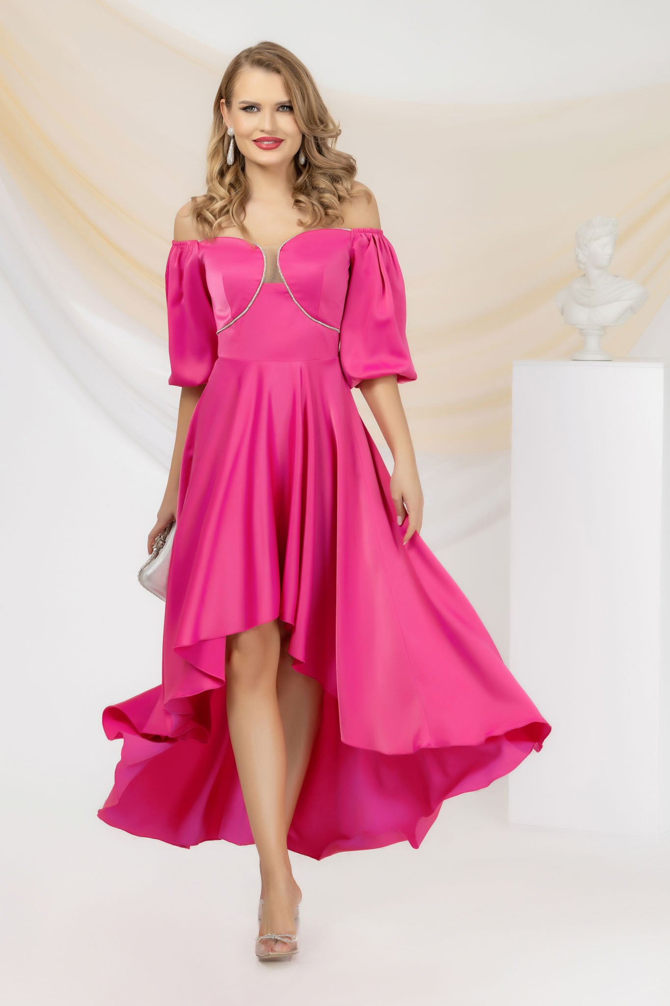 Elegant And Asymmetrical Fuschia Dress With Bare Shoulders And Voluminous Sleeves