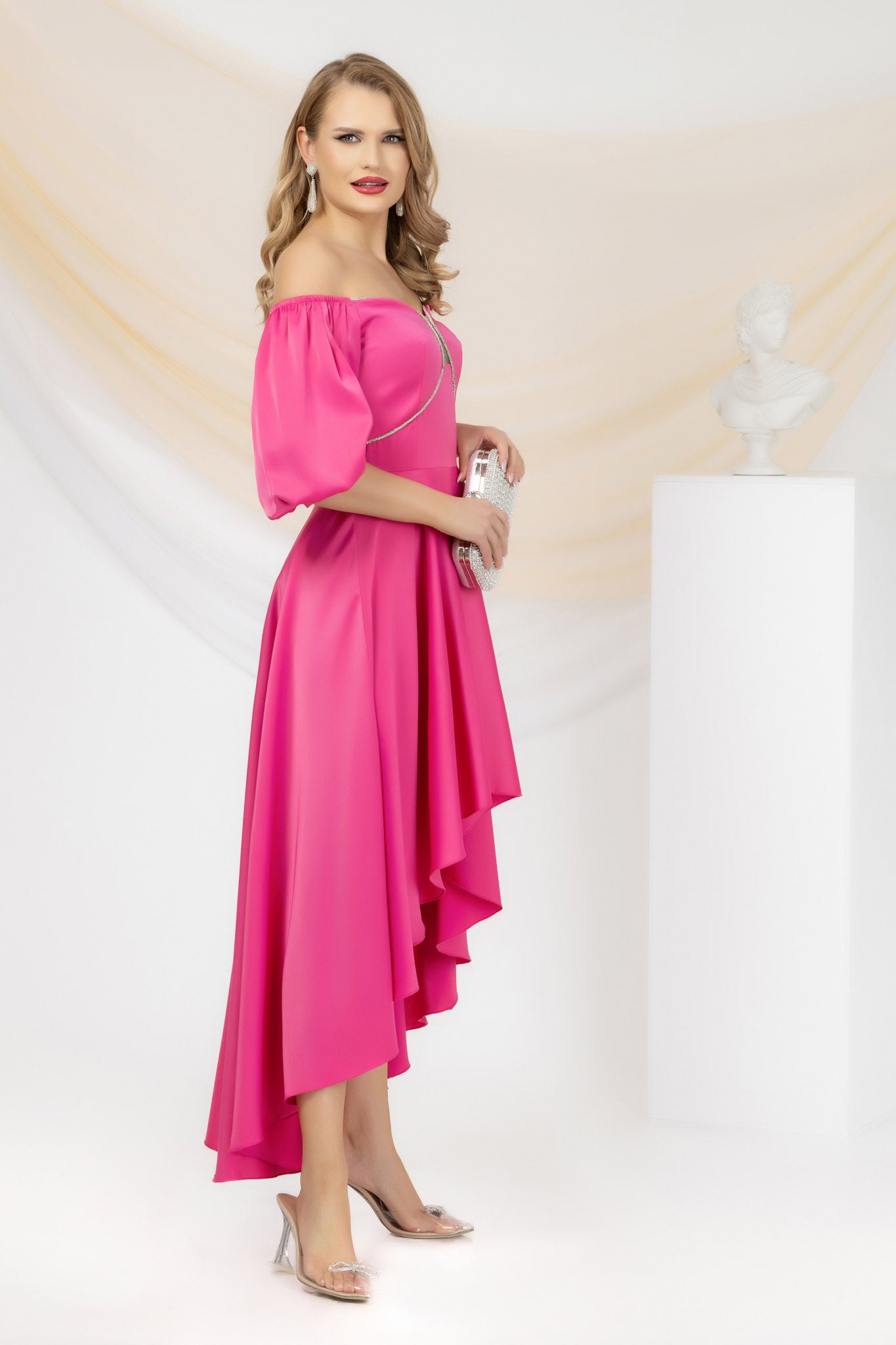 Elegant And Asymmetrical Fuschia Dress With Bare Shoulders And Voluminous Sleeves