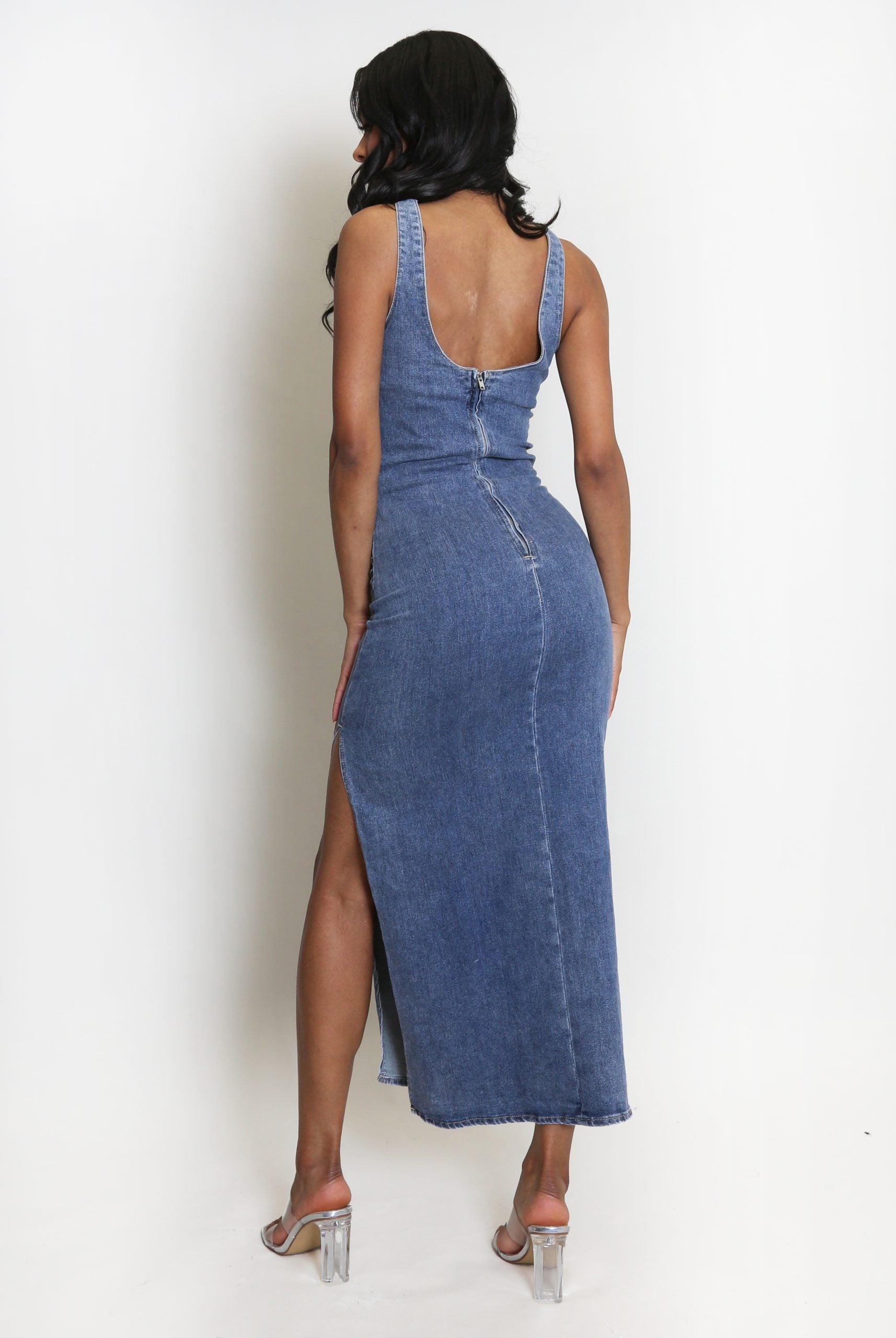 Blár denim midi kjóll með rifu á fótleggjum