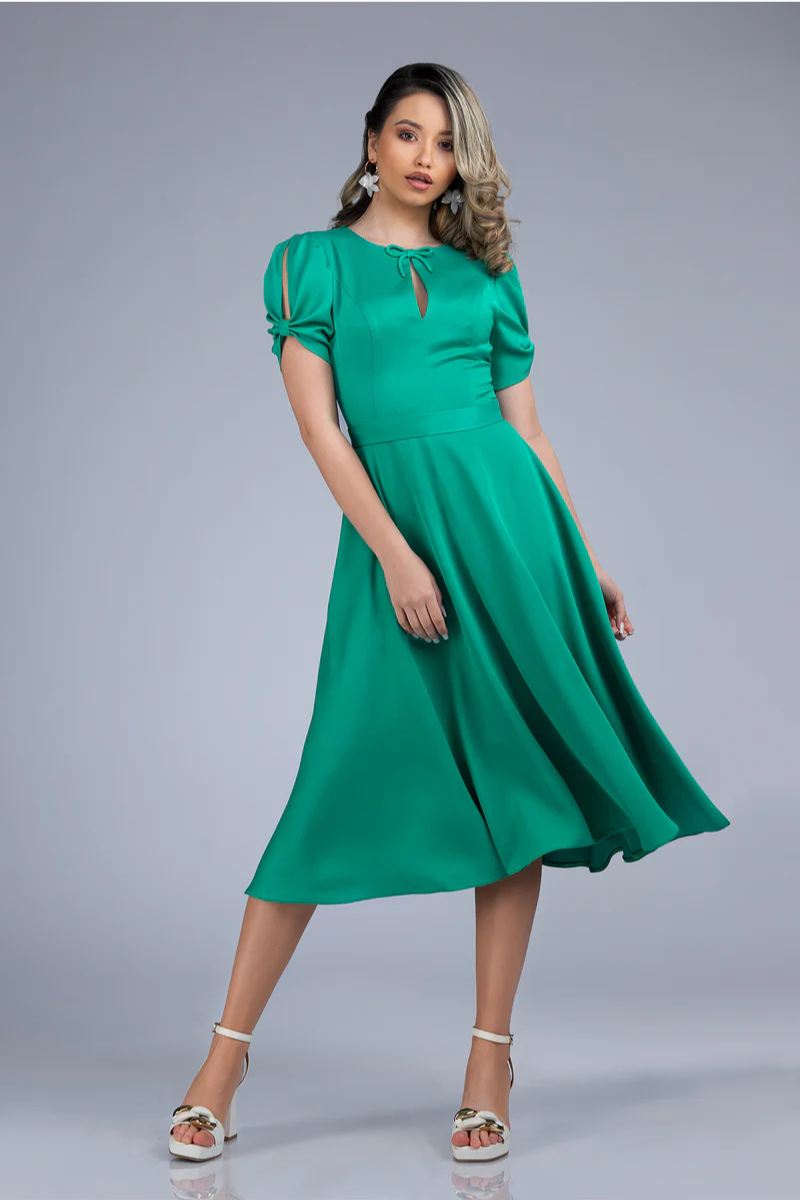 Emerald Grace Midi kjóll með snærisdetaljum í ermum