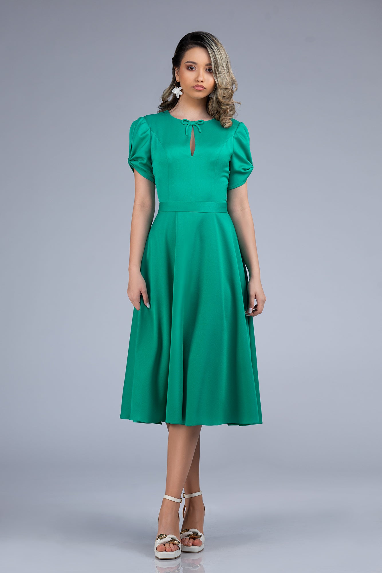 Emerald Grace Midi kjóll með snærisdetaljum í ermum