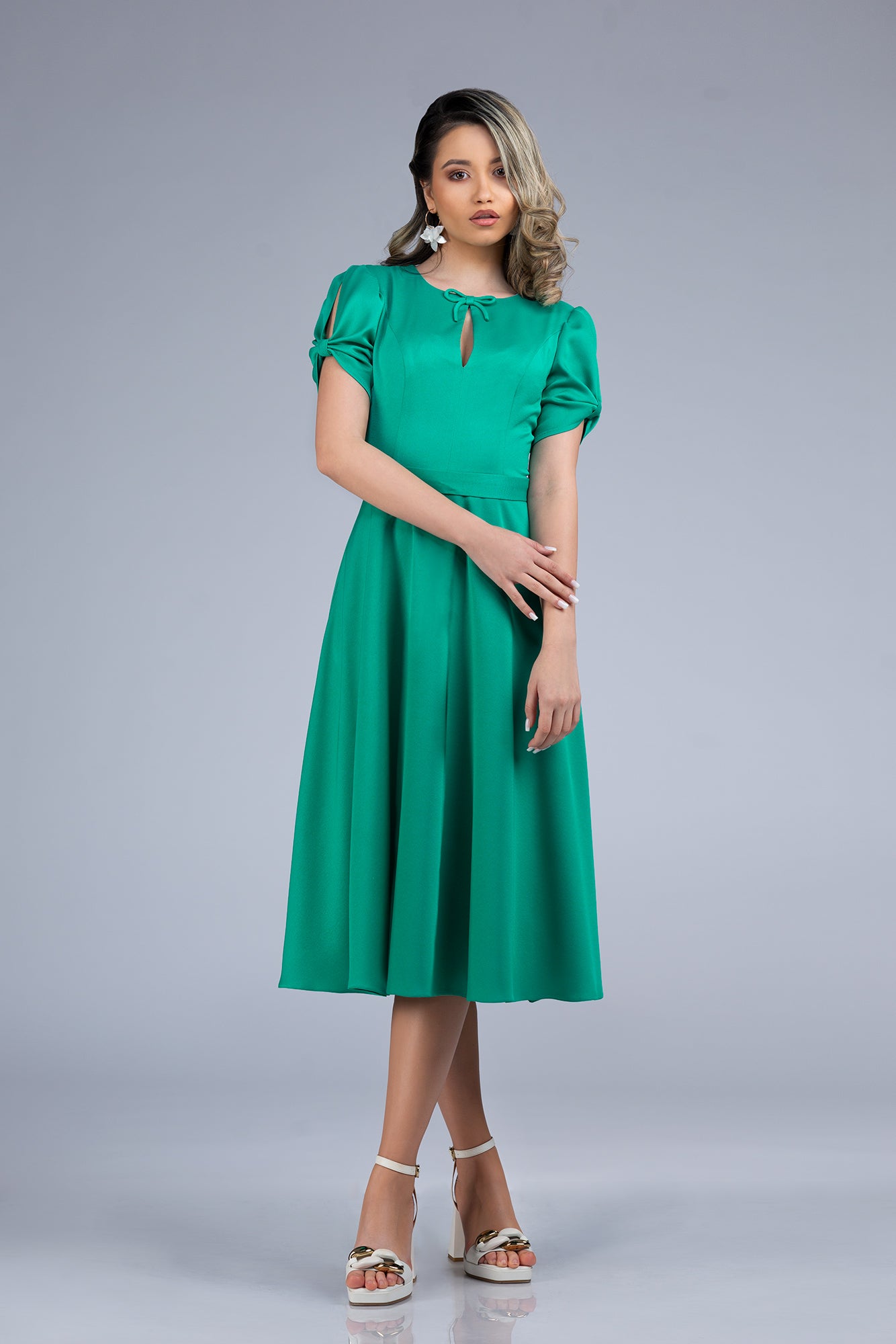 Emerald Grace Midi kjóll með snærisdetaljum í ermum