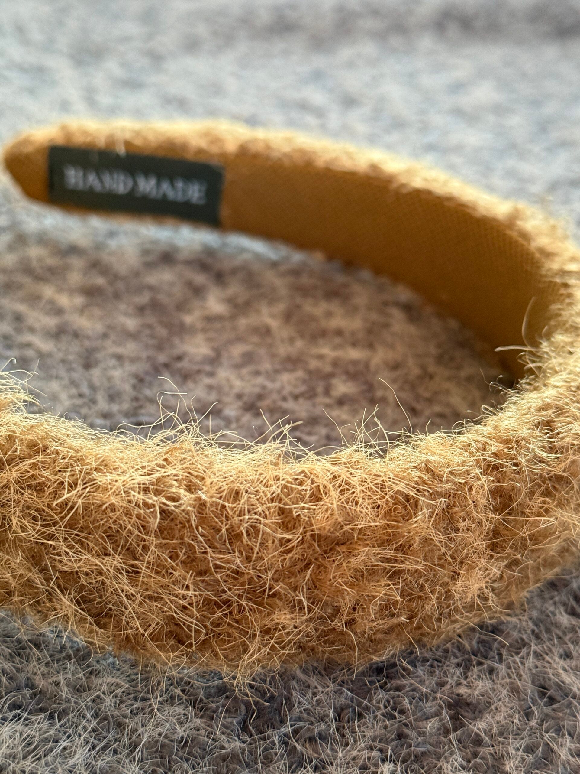 Mjúkt, rauðbrúnt, loðið höfuðband
