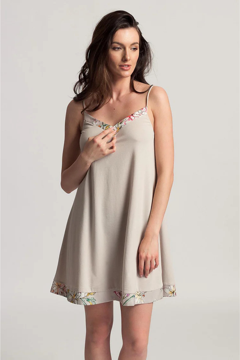 Beige náttkjóll fyrir konur úr Tencel™ módel