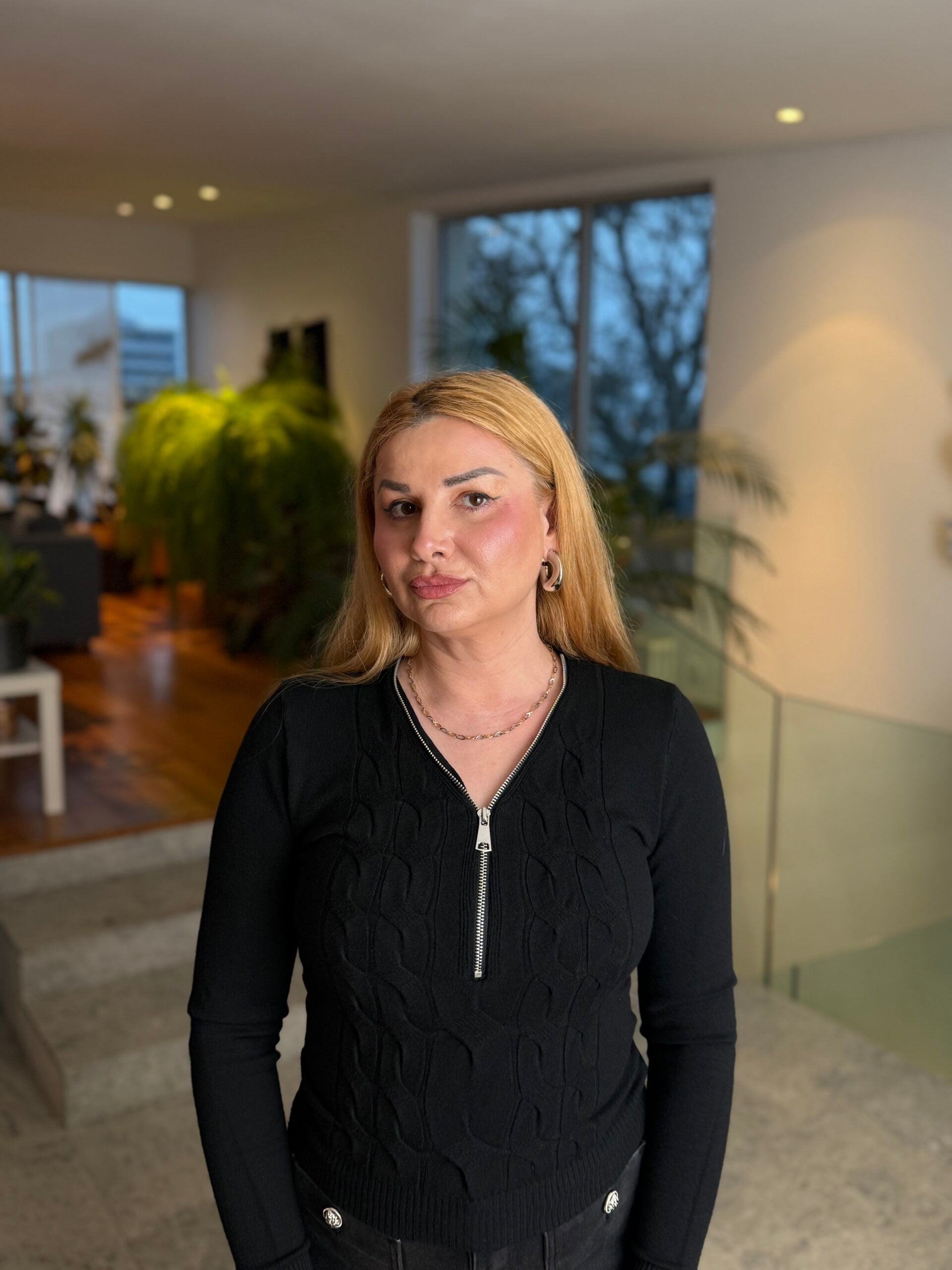 Svört prjónuð blússa með rennilás að framan