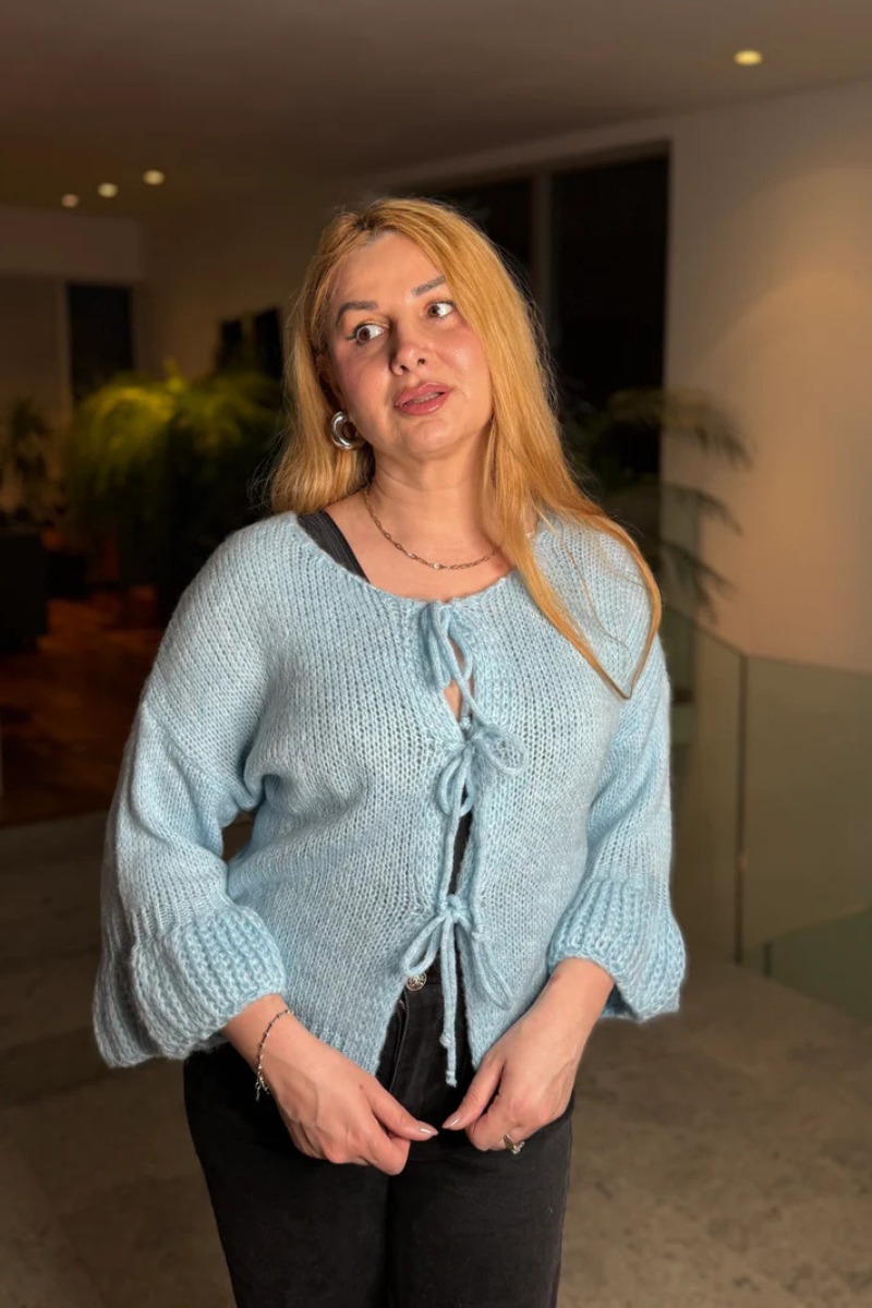 Mjúk blá prjónuð peysa með bindi að framan