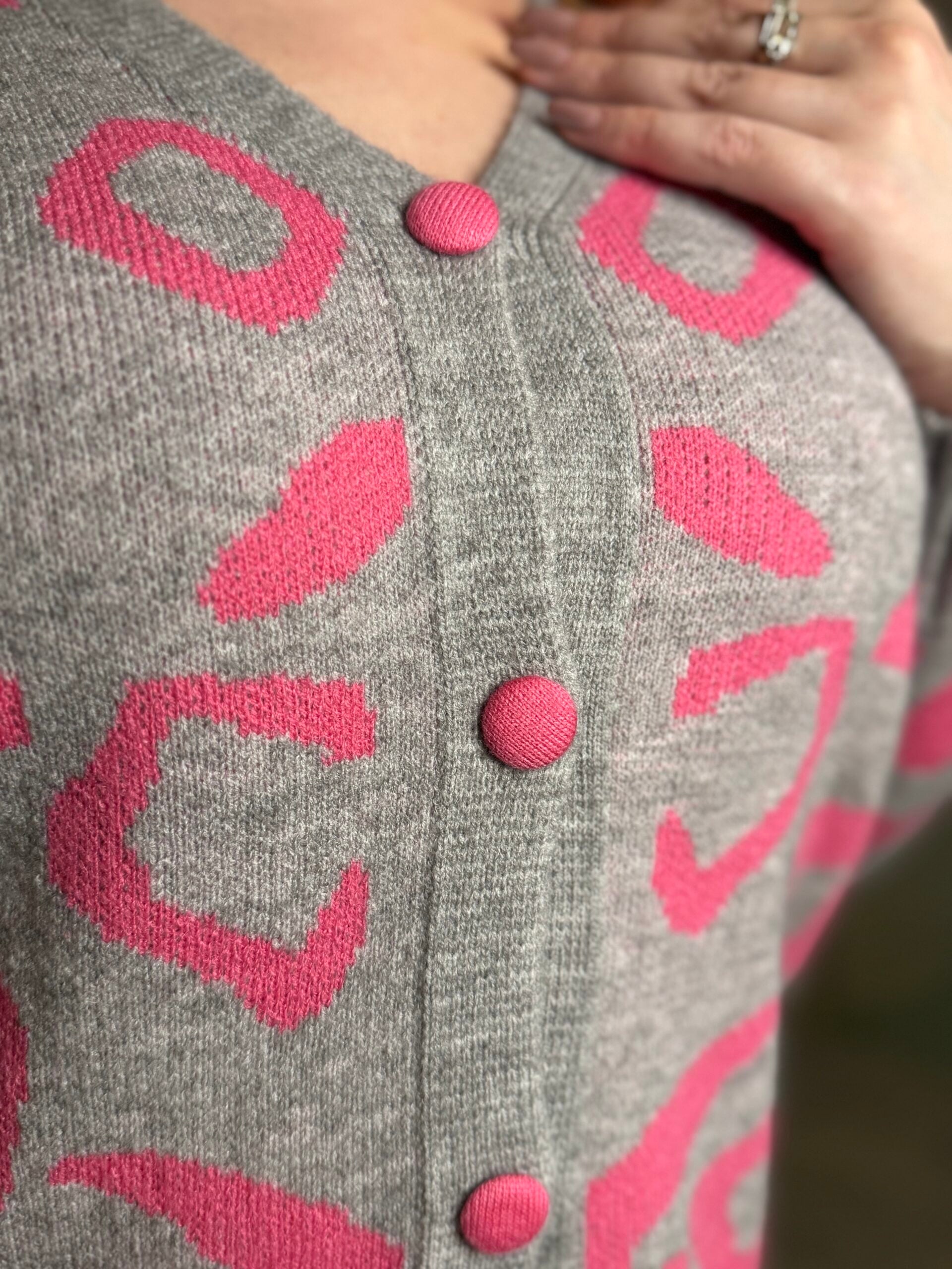 Töff grá peysa með bleiku leopardmynstri