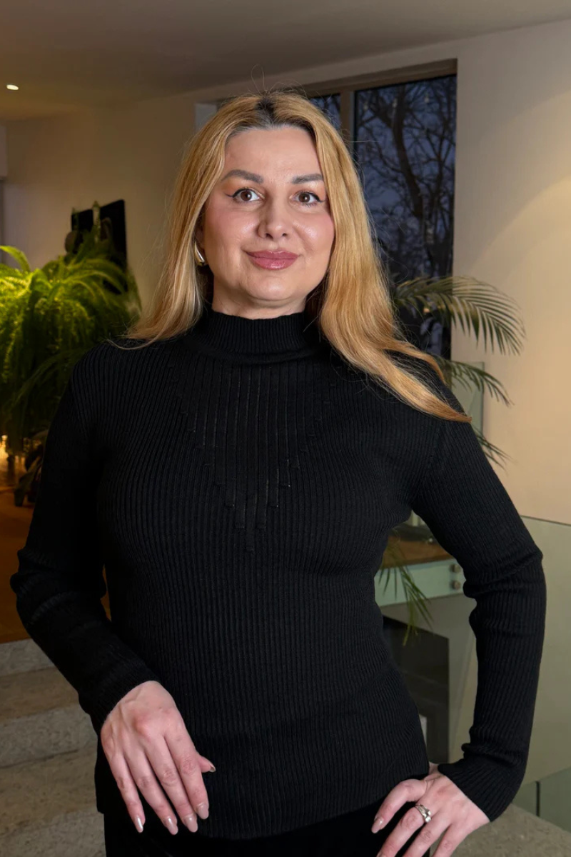 Glæsileg svört peysa með háum hálsi