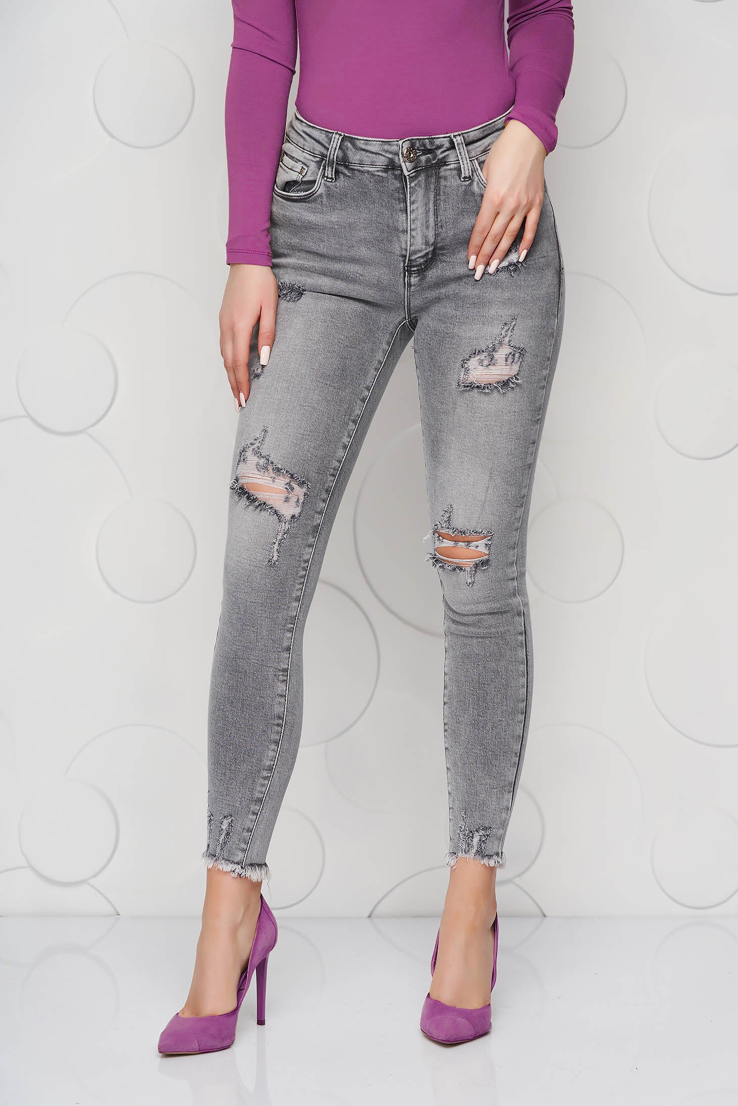 Grey Jeans Denim Skinny Jeans Small Rupture Of Material.