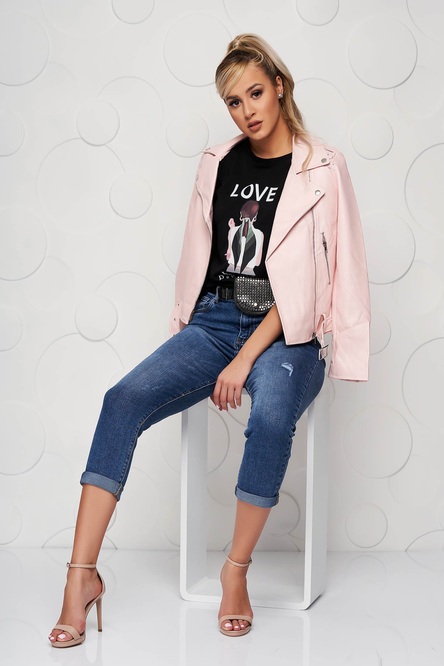 Blue Jeans Casual Accessorized With Belt High Waisted.