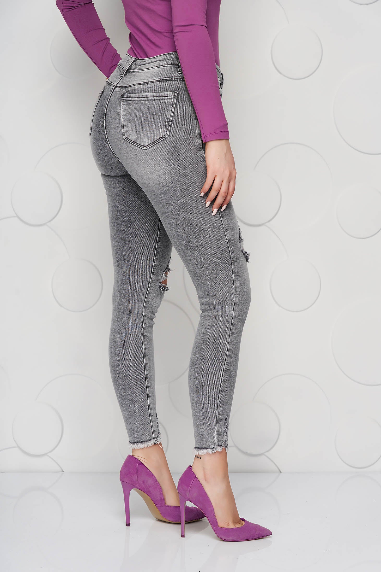 Grey Jeans Denim Skinny Jeans Small Rupture Of Material.