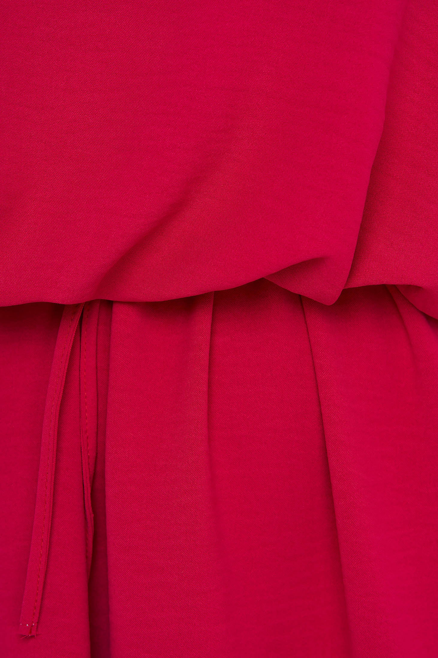 Hnésíður fuchsia kjóll, létt og þæginlegt efni með teygju í mitti og ruffluðum ermum