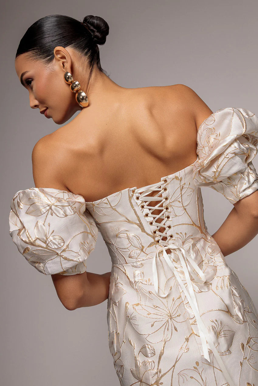 Elegant White Short Jacquard Dress with Gold Floral Pattern & Puff Sleeves