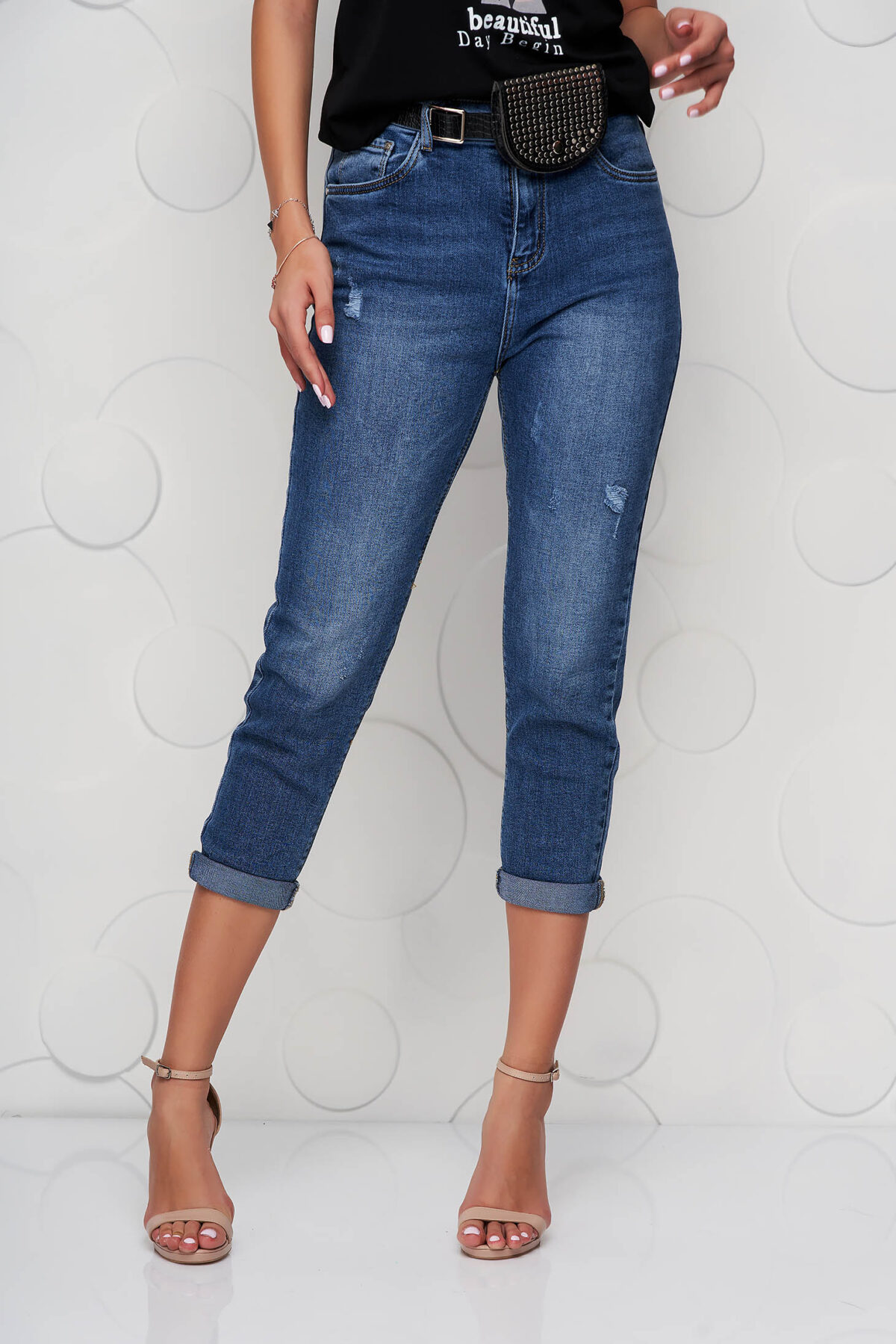 Blue Jeans Casual Accessorized With Belt High Waisted.