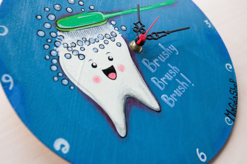 Funny Tooth Washing Painted Clock